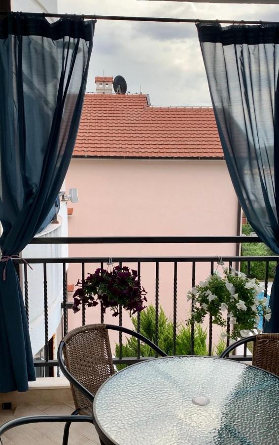 Lastochka.Mne Apartments Baošići Екстериор снимка